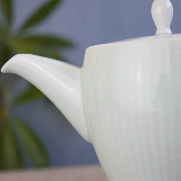 画像4: 有田焼/伊万里陶芸/WA・SA・BI 和茶美-しのぎティーポット/青磁/Φ8.5X17X14.5 (4)