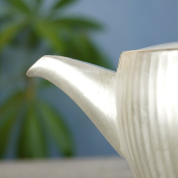 画像4: 有田焼/伊万里陶芸/WA・SA・BI 和茶美-しのぎティーポット/銀/Φ8.5X17X14.5 (4)