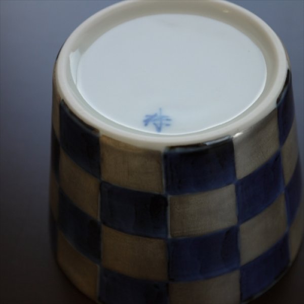 画像12: 有田焼/福珠窯/銀彩染付/フリーカップ市松/Φ7 X H5.5 (12)