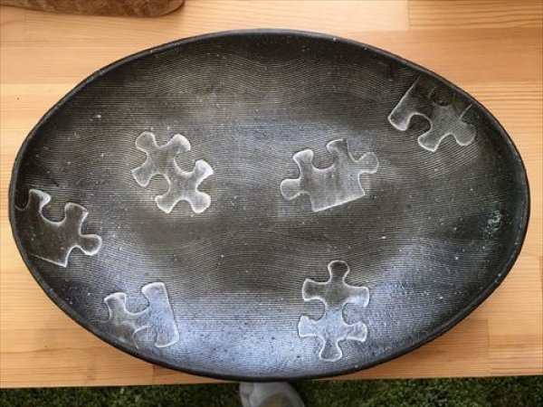 画像2: 岡田陶工房/信楽焼/ジグソーシリーズ/パズル楕円皿（大）/ブラック×ホワイト/27X20 (2)
