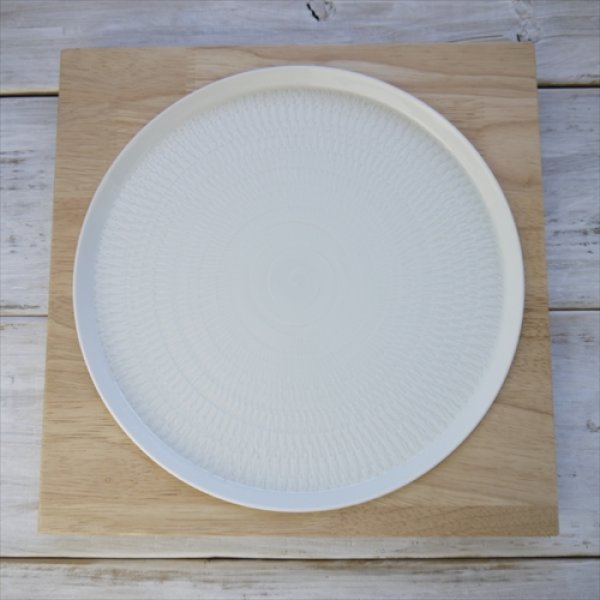 画像9: 波佐見焼/一真窯/木台（クリア）付プレート・26cm丸プレートセット/【3色】/プレート26.0 X 26.0 X H1.5 クリア木台29.5 X 29.5 X H2.3 (9)