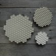 画像4: HAJIYOSHIDA/蜂の巣白皿（大）/2色/Φ24　厚み1.5cm (4)