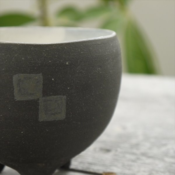 画像3: 藤野/野村亮/三ツ足銀上絵付湯呑み/Φ10 X H8.5 (3)
