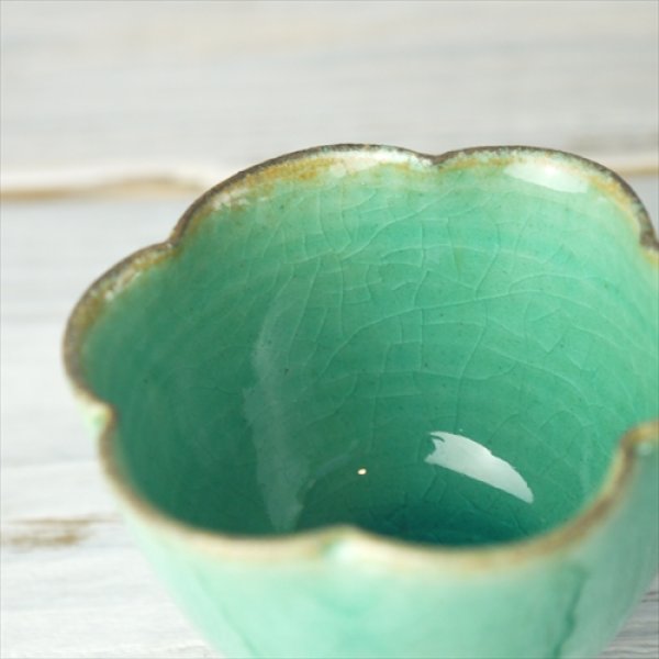 画像5: 瀬戸焼/柳本美帆/碧釉　輪花高台杯　（花びら6タイプ）/ブルー/Φ7 (5)