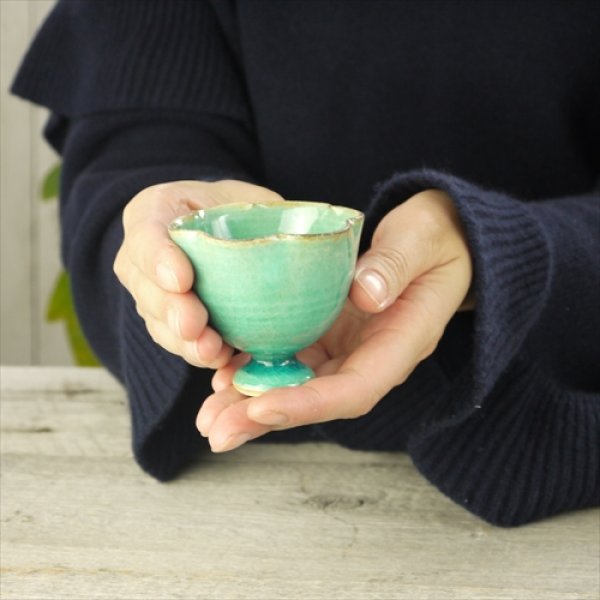 画像10: 瀬戸焼/柳本美帆/碧釉　輪花高台杯　（花びら6タイプ）/ブルー/Φ7 (10)