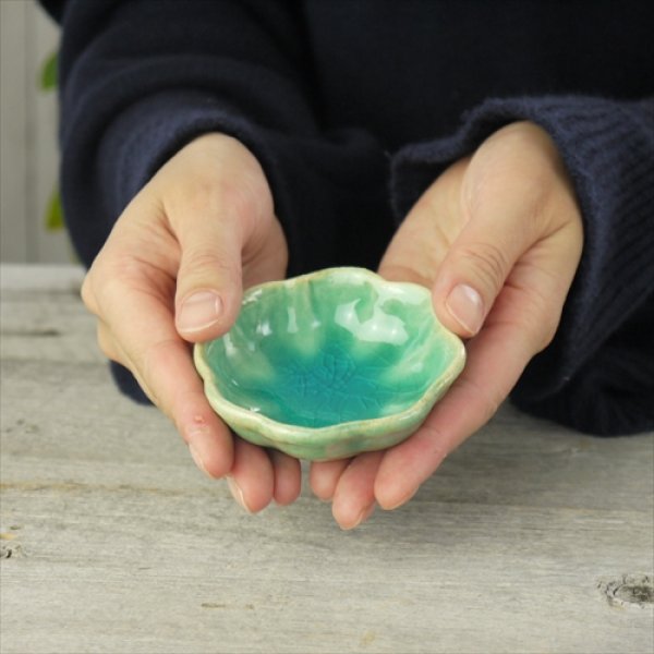 画像10: 瀬戸焼/柳本美帆/碧釉　輪花豆皿/ブルー/Φ8 (10)