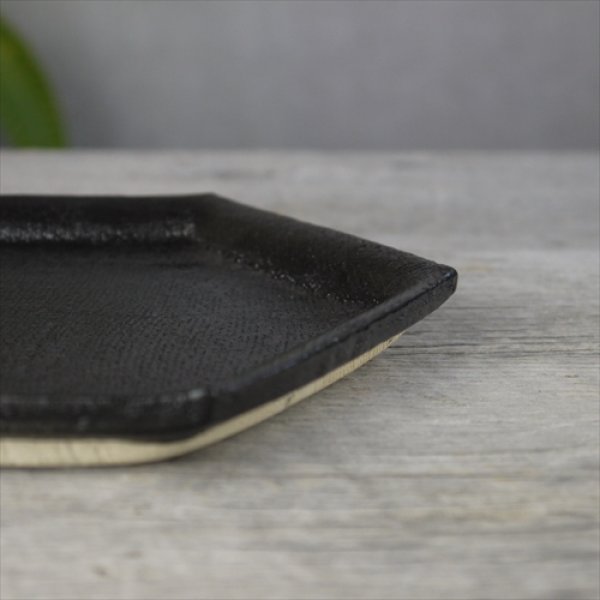 画像2: 瀬戸焼/三峰園窯/加藤達伸/ハニカム皿（大）/黒/21.5X19(一辺11) (2)