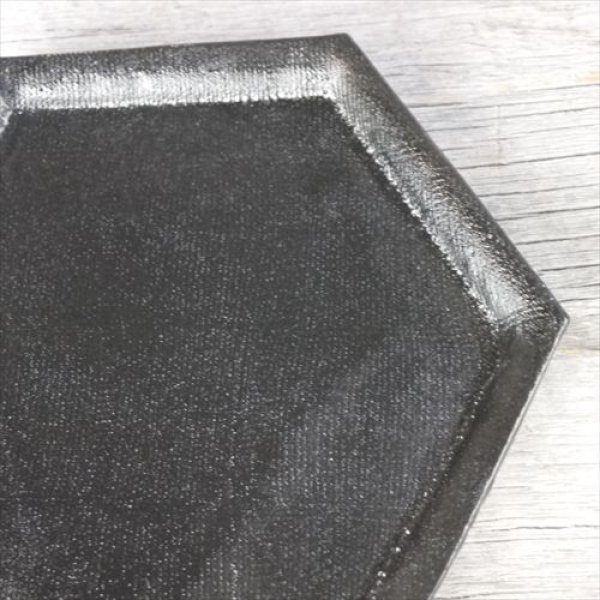 画像4: 瀬戸焼/三峰園窯/加藤達伸/ハニカム皿（大）/黒/21.5X19(一辺11) (4)