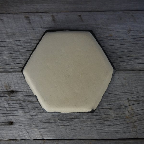 画像5: 瀬戸焼/三峰園窯/加藤達伸/ハニカム皿（大）/黒/21.5X19(一辺11) (5)