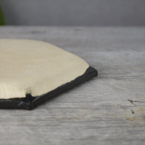 画像7: 瀬戸焼/三峰園窯/加藤達伸/ハニカム皿（大）/黒/21.5X19(一辺11) (7)