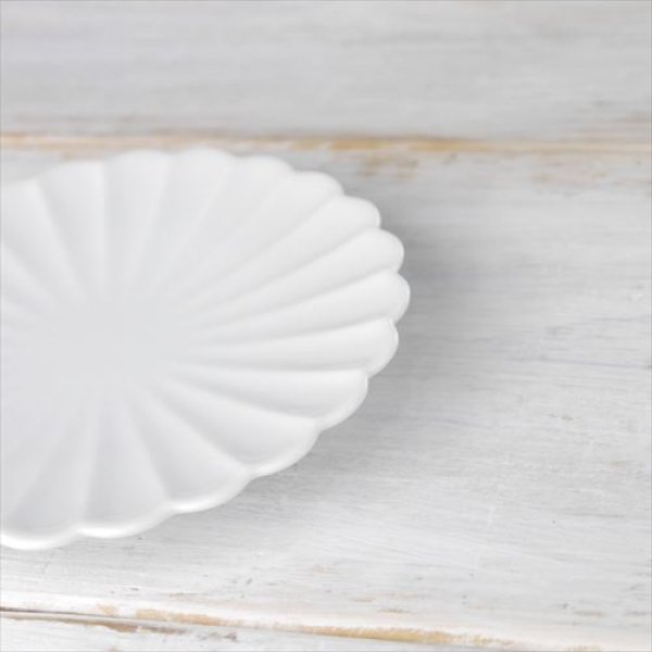 画像2: 有田焼/渓山窯/ARKZ-016002001/白磁菊型4寸皿/Φ12.5 X H1.7 (2)