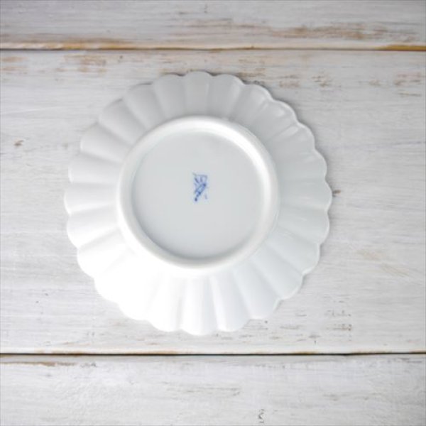 画像5: 有田焼/渓山窯/ARKZ-016002001/白磁菊型4寸皿/Φ12.5 X H1.7 (5)