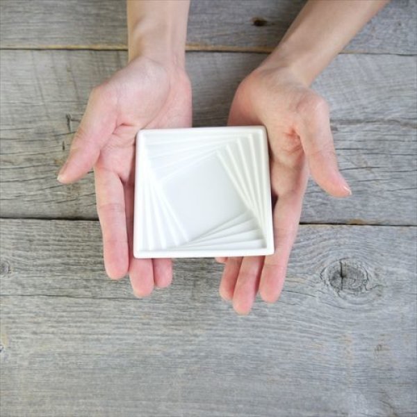 画像7: 波佐見焼/丹心窯/スパイラル小鉢 スクエア/8.9 X 8.9 X H2.5 (7)