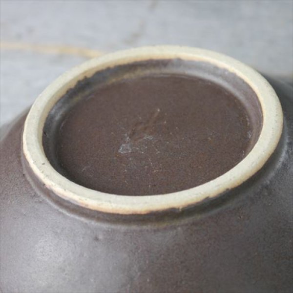 画像8: 秋山昌史/リム浅鉢６寸/黒結晶釉/Φ19X5.5 (8)