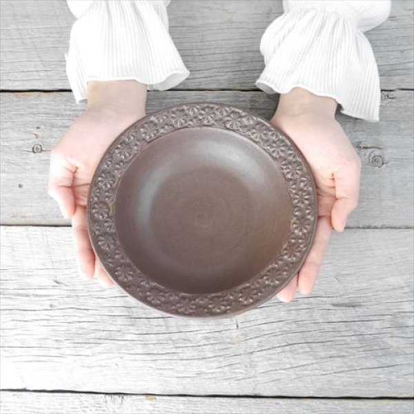 画像9: 秋山昌史/リム浅鉢６寸/黒結晶釉/Φ19X5.5 (9)