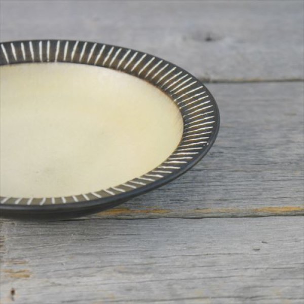 画像2: 大分・別府/器舎扇歩/リム皿（中）/黒+白/Φ15.5ｘ4 (2)