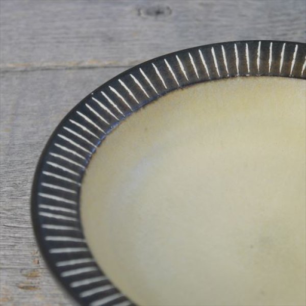 画像4: 大分・別府/器舎扇歩/リム皿（中）/黒+白/Φ15.5ｘ4 (4)