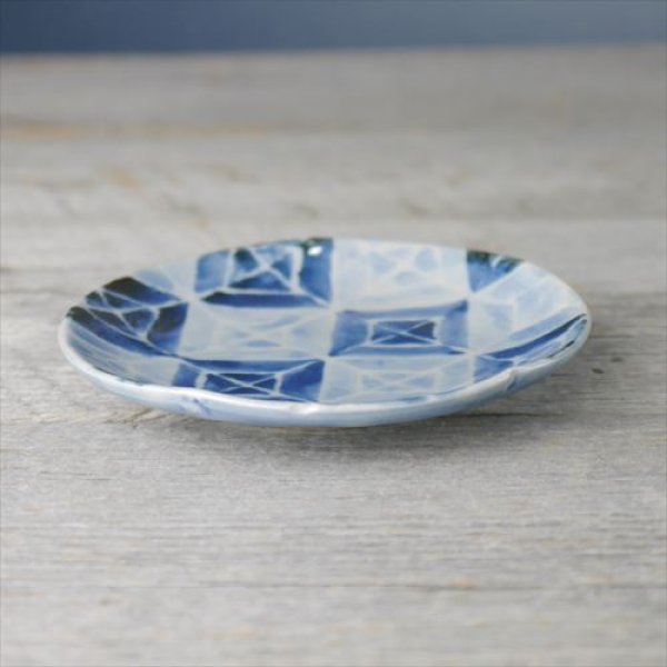 画像2: 多治見/草の頭窯/輪花小皿/墨抜き市松文様 ブルー/Φ10.3 X H2 (2)