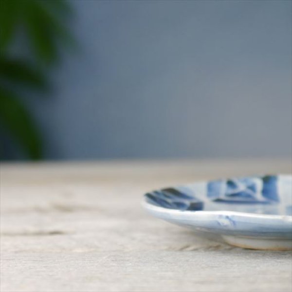 画像4: 多治見/草の頭窯/輪花小皿/墨抜き市松文様 ブルー/Φ10.3 X H2 (4)