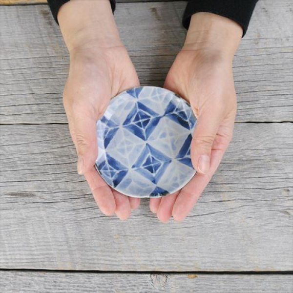 画像10: 多治見/草の頭窯/輪花小皿/墨抜き市松文様 ブルー/Φ10.3 X H2 (10)