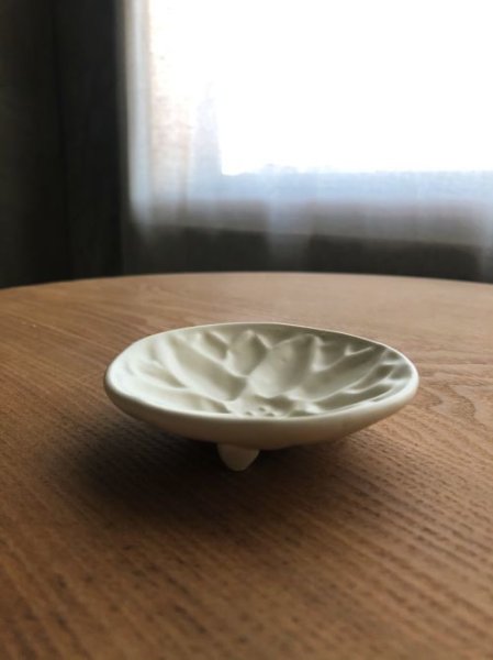 画像2: 芦屋/yoshida pottery 吉田正和/豆皿/かわいい花にお菓子を載せてみたくなる/恋人white/Φ8.5 X H2.2 (2)