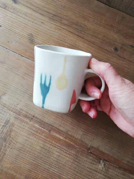 画像4: 愛知/柴田礼美/ミルキーウェア　マグカップ　ホワイト・カトラリー柄/7.5角幅×H8.5 (4)