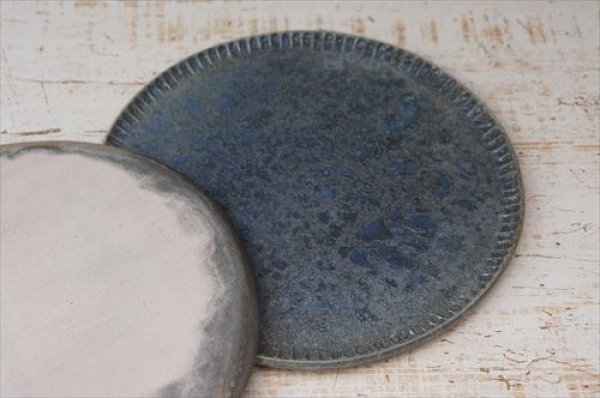 画像12: 笠間焼/あじさい工房/燻し銀彩鎬丸皿/ブルー/Φ24×H1 (12)