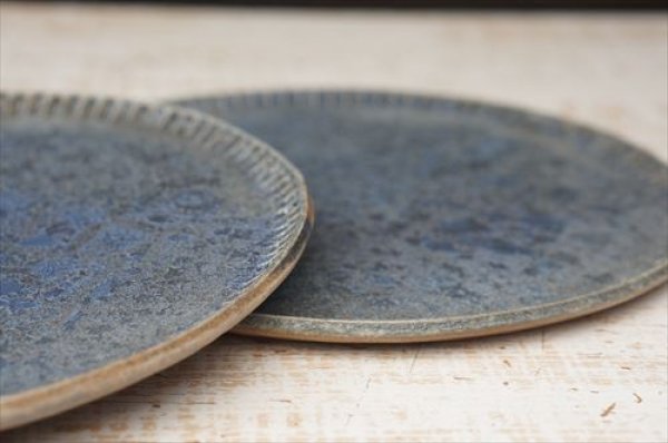 画像13: 笠間焼/あじさい工房/燻し銀彩鎬丸皿/ブルー/Φ24×H1 (13)
