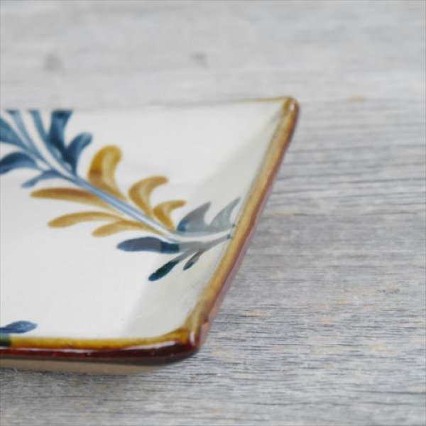 画像2: 沖縄/やちむん/陶眞窯/四角皿（15cm）/デイゴ唐草/15 X 15 (2)