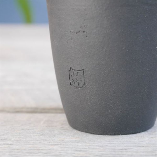画像3: 静岡/瓦性食器/粋瓦（SUIGA）/焼酎カップ オリジナル (判押し)/Japanblack（木箱入）/Φ7.5 X H8.7 (3)