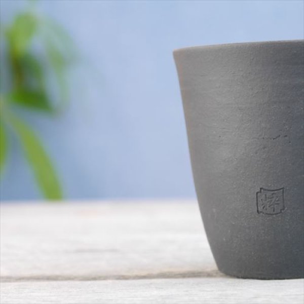 画像5: 静岡/瓦性食器/粋瓦（SUIGA）/焼酎カップ オリジナル (判押し)/Japanblack（木箱入）/Φ7.5 X H8.7 (5)