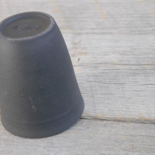 画像8: 静岡/瓦性食器/粋瓦（SUIGA）/焼酎カップ オリジナル (判押し)/Japanblack（木箱入）/Φ7.5 X H8.7 (8)