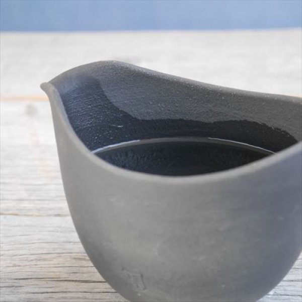 画像7: 静岡/瓦性食器/粋瓦（SUIGA）/【セット販売】片口徳利 オリジナル(判押し)・おちょこ×2個/Japanblack（木箱入）/Φ12.7x8.5 X H3.4、Φ6.2 X H8.5 (7)