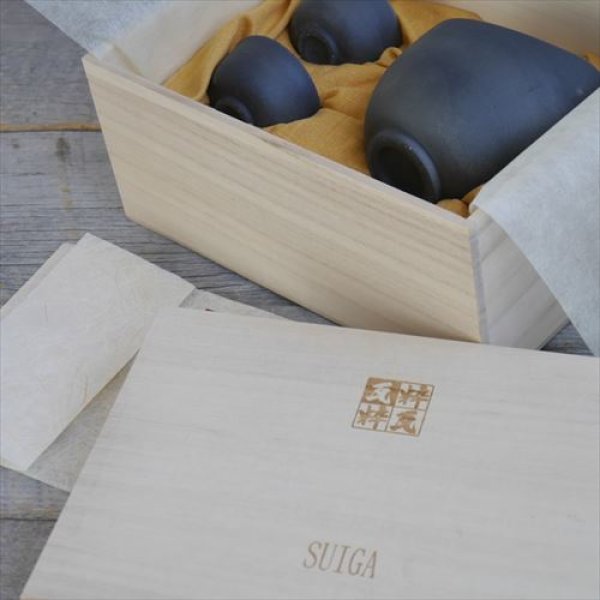 画像9: 静岡/瓦性食器/粋瓦（SUIGA）/【セット販売】片口徳利 オリジナル(判押し)・おちょこ×2個/Japanblack（木箱入）/Φ12.7x8.5 X H3.4、Φ6.2 X H8.5 (9)